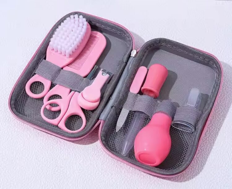 Set de cuidados con estuche rosa o celeste.