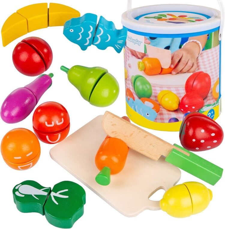 Balde con frutas y verduras para cortar en madera