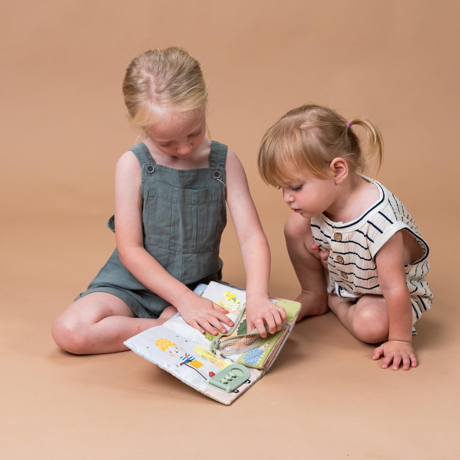 Mi primer libro de actividades Taf Toys - Imagen 2